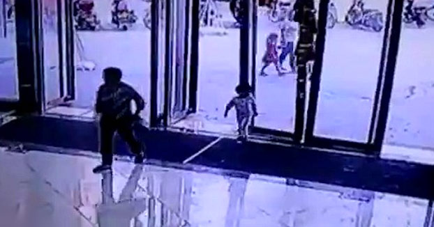 Espeluznante momento en el que una enorme puerta de cristal aplasta a una niña de tres años. Ha sobrevivido