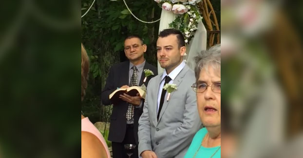 La reacción de este novio al ver llegar a su futura esposa al altar