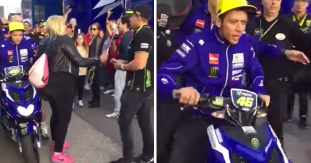Valentino Rossi confunde a una mujer con Márquez y le da una patada para apartarla