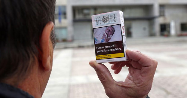 Un vecino de A Coruña denuncia que utilizan su imagen tras una operación en los paquetes de tabaco