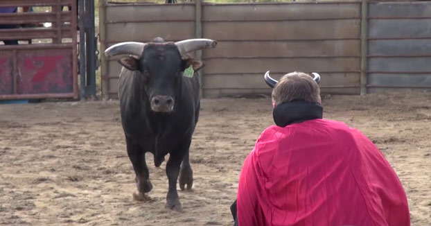 El youtuber Vitaly le planta cara a un toro disfrazado de demonio y acaba con la mandíbula rota