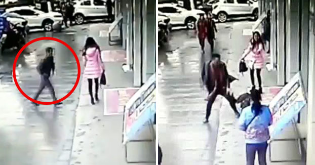 Intenta robarle el bolso a una bella dama y un caballero llega corriendo para darle una paliza al ladrón