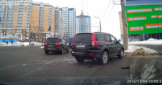 Cinco chavales chocan con su coche contra otro vehículo y así es como reaccionan...