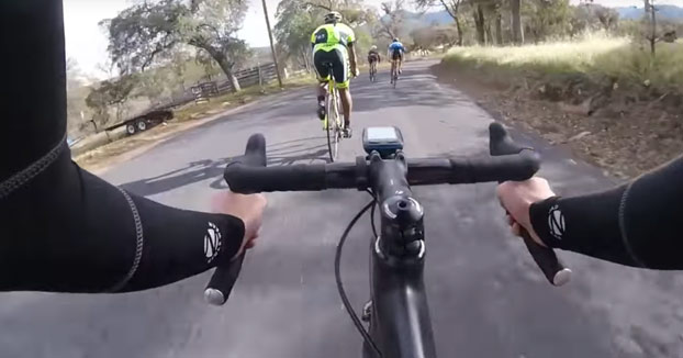 Grupo de ciclistas bajando por el medio de la carretera. Se veía venir...