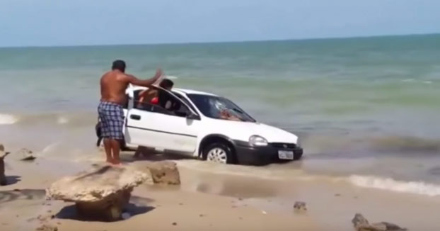 Se mete con el coche por la orilla de la playa y un padre furioso lo detiene de la siguiente manera