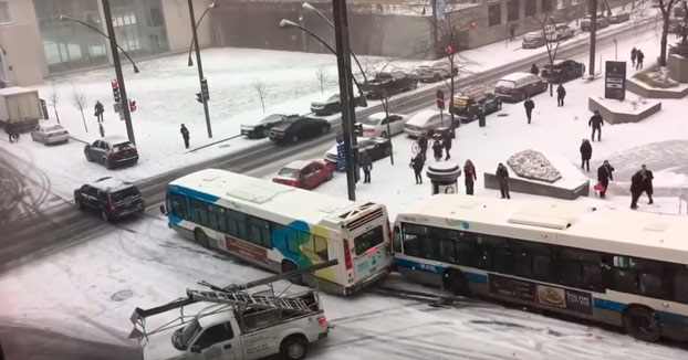 Esta mañana no hemos trabajado mucho en la oficina. Esto es lo que estaba pasando fuera