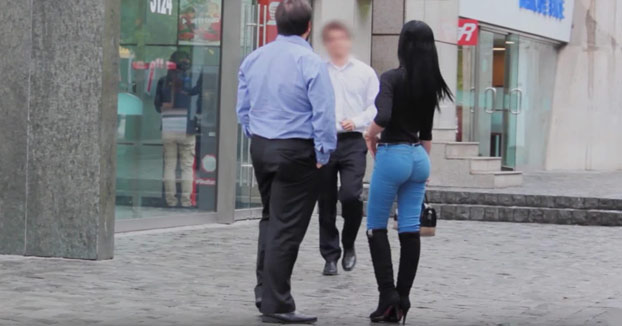 Así reaccionan los hombres cuando una mujer atractiva les pide dinero en la calle