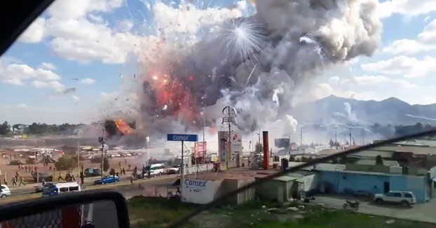 Momento exacto de la explosión del mayor mercado de petardos en México (Vídeo)
