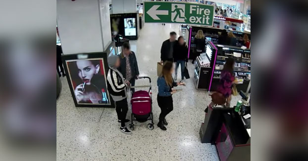 Cuando estás tranquilamente en el supermercado y te explota el teléfono que llevas en el bolsillo