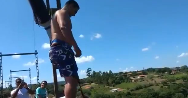 Un hombre muere al hacer este salto bungee. Su mujer y su hijo estaban presentes