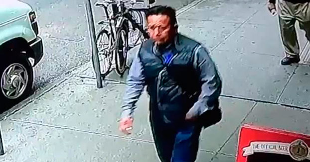 La policía difunde un vídeo del momento en el que un hombre roba en Nueva York un cubo con 1.6 millones de dólares en oro (Vídeo)