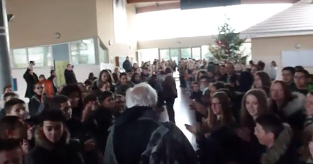 Homenaje a un profesor después de su última clase antes de jubilarse tras casi 40 años trabajando