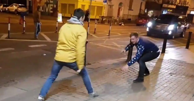 Se ponen a imitar a Conor McGregor en la calle y se llevan la sorpresa de su vida