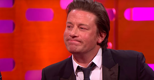 Le enseñan a Jamie Oliver la que se lió en España con su paella y las risas son máximas