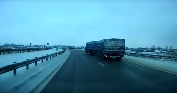 Atención a la maniobra de este camionero al ver que hay otro camión parado en mitad de la carretera