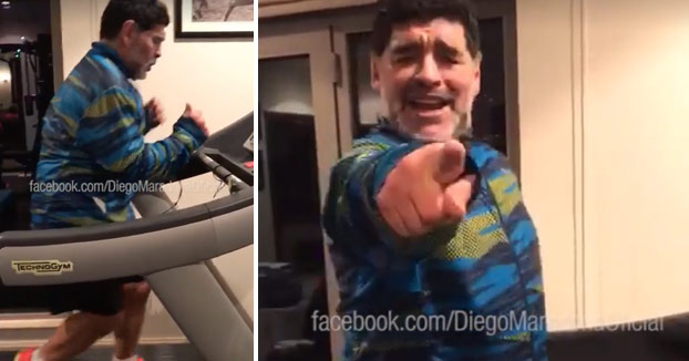 Maradona se marca este baile mientras entrena en la cinta. Con corte de manga incluido...