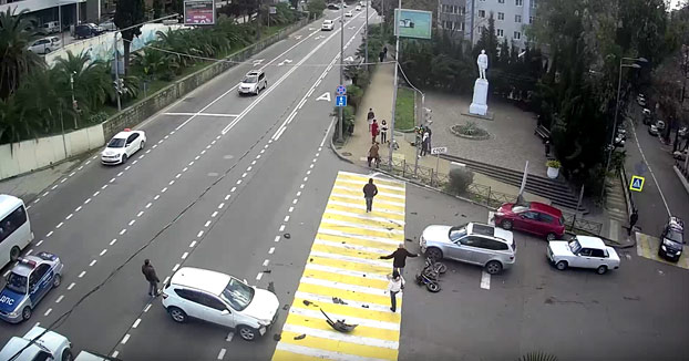 Brutal: Un motorista choca contra un coche que cambia de dirección y cruza la calle volando por los aires