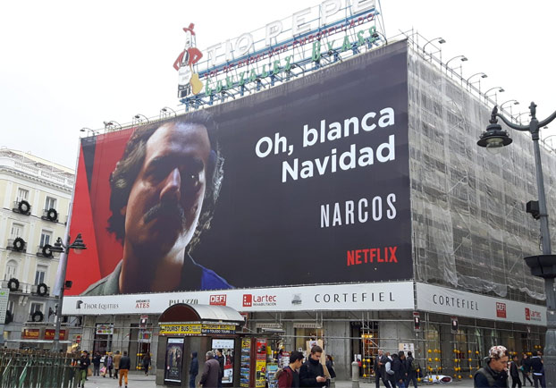 Una mujer indignadísima por el cartel de felicitación navideña de 'Narcos' en plena Puerta del Sol de Madrid