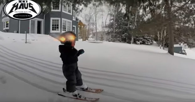 Sólo tiene dos años de edad y ojo a la habilidad que tiene para esquiar
