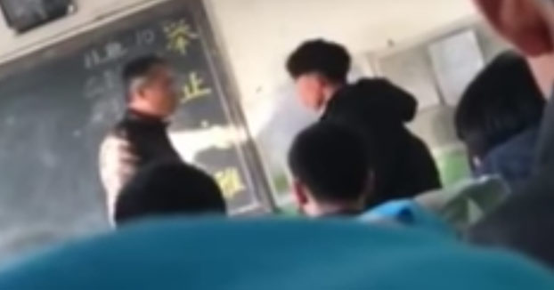 Llega tarde a clase y el profesor lo infla a hostias delante de toda la clase