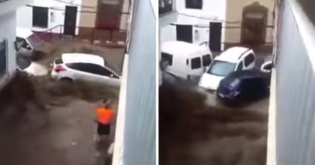 Coches y camiones arrastrados calle abajo como si fuesen de cartón por las fuertes lluvias en Adra (Vídeo)