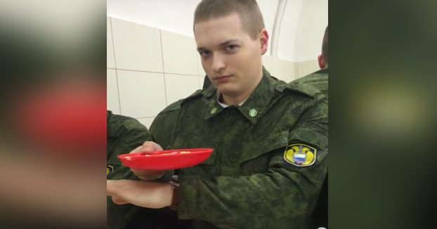 Soldado del ejército ruso haciendo magia con su plato de puré
