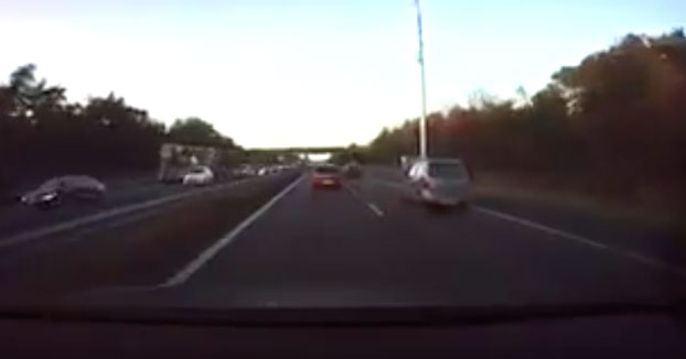 El piloto automático de Tesla predice y evita este accidente de tráfico (Vídeo)