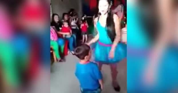 El vergonzoso show de estas animadoras en cumpleaños para niños
