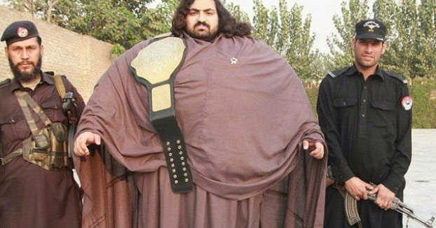 Arbab Khizer Hayat, pesa 435 kilos y quiere ser el hombre más fuerte del mundo