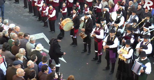 Tocan el Thunderstruck de AC/DC a ritmo de gaita y el resultado es BRUTAL