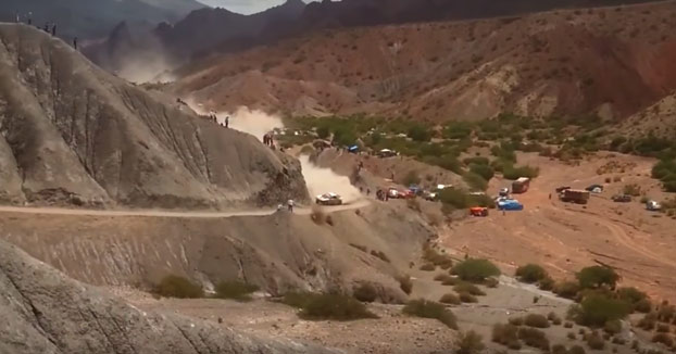 Carlos Sainz sufre un aparatoso accidente que lo deja fuera del Dakar 2017. Este fue el momento