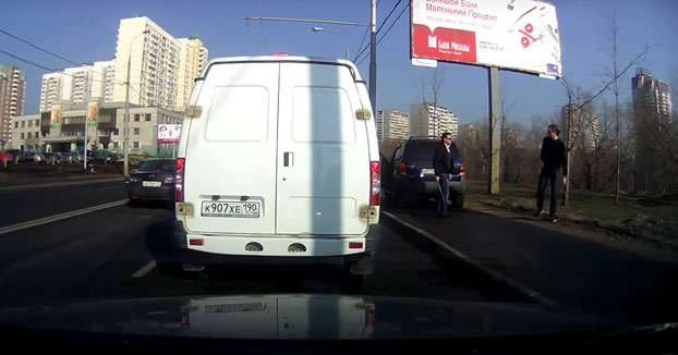 Va adelantando por la acera, casi atropella a un peatón y encima se baja del coche para pegarle