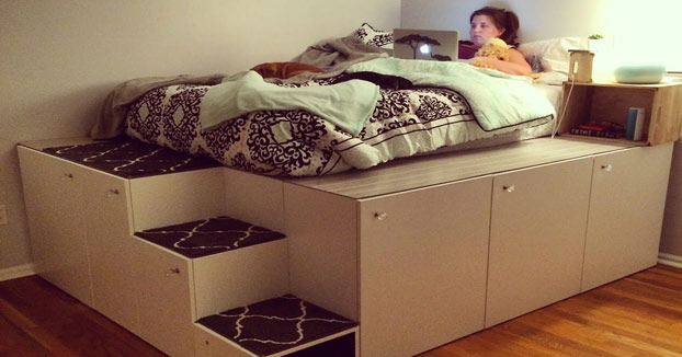 Cómo convertir siete armarios de cocina de IKEA en una plataforma con almacenamiento debajo