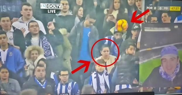 Mujer sentada en la grada no se da cuenta de que el balón va hacia ella y le golpea en toda la cara