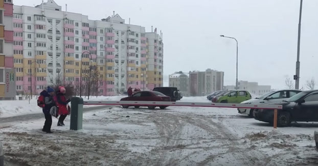 En Rusia hace tanto frío que hasta las barreras de los aparcamientos tiemblan