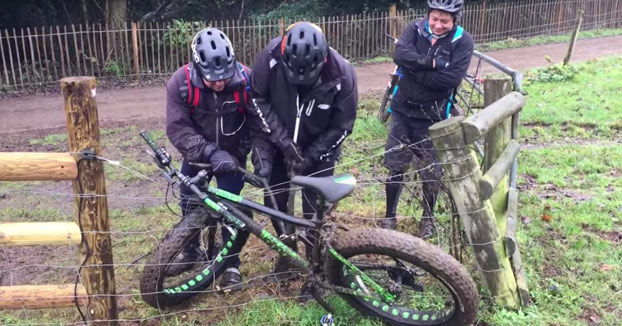 Se le quedó la bici atascada en una valla electrificada. ¡Qué empiecen las descargas!