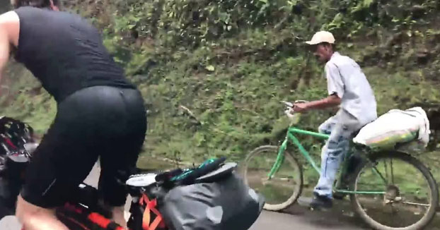 Un campesino colombiano de 63 años deja en ridículo con su bici a dos triatletas europeos (Vídeo)