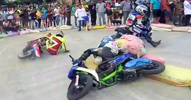 Esta carrera de scooters se acaba convirtiendo en una batalla campal