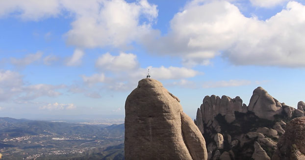 Castellers en la cima del Cavall Bernat en Montserrat