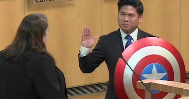 Un concejal de California jura el cargo con un escudo del Capitán América