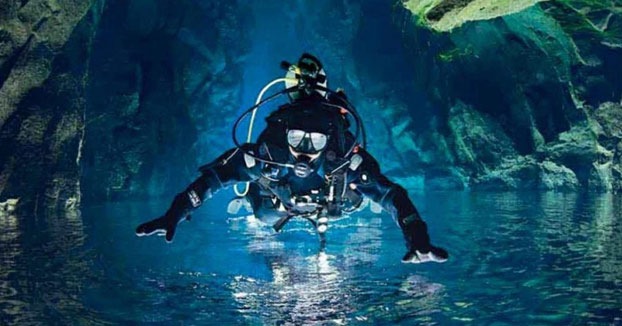 El efecto de bucear en el aire: Buceando en cavernas submarinas donde se mezclan capas de agua salada y agua dulce