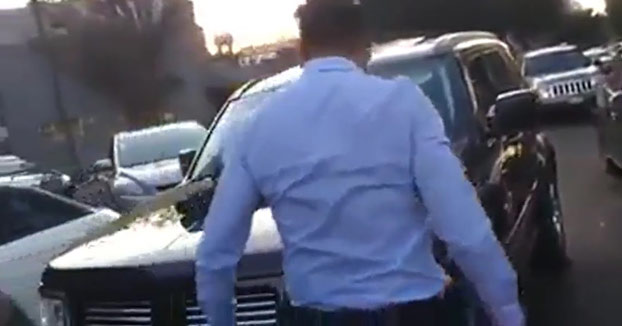 Descubre al amante de su mujer conduciendo su propio coche (Vídeo)