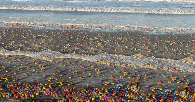 Una playa alemana amanece plagada de sorpresas de huevos Kinder