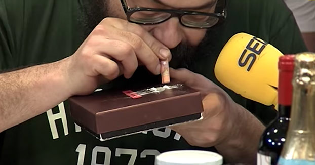 El humorista Ignatius prueba cocaína del Oktoberfest en la SER (Vídeo)