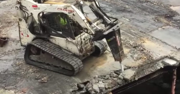 Poniéndole ingenio para no morir en el intento a la hora de demoler un tejado