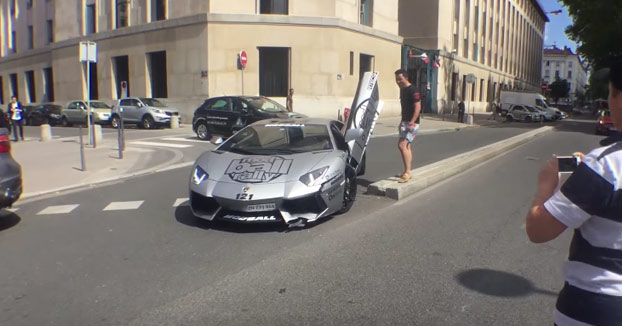 Choca con su Lamborghini Aventador contra un bordillo y se caga en todo