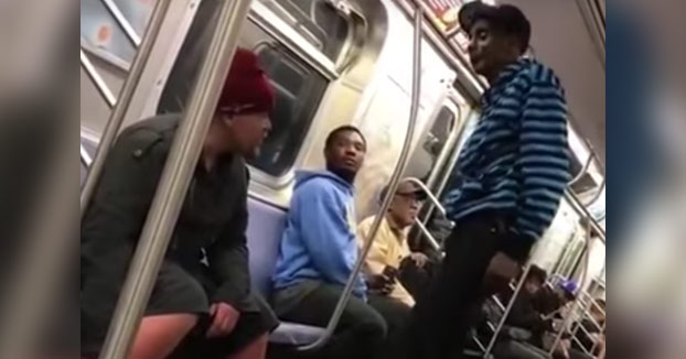 Un partidario de Trump es golpeado por decirle ''Nigga'' a otro joven en el metro