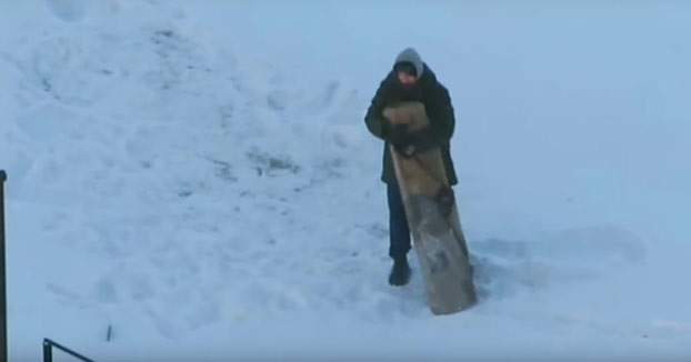 Este hombre se ha buscado un gran enemigo: Una alfombra