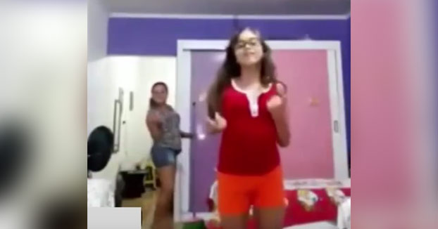 Pilla a su hija bailando en la habitación y se une a la fiesta sin que la vea