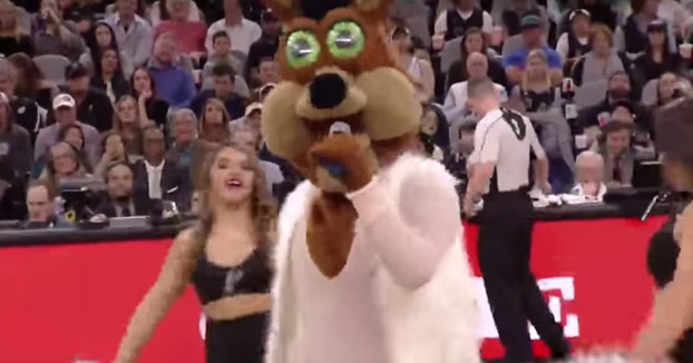 El genial show de la mascota de los Spurs haciendo de Mariah Carey